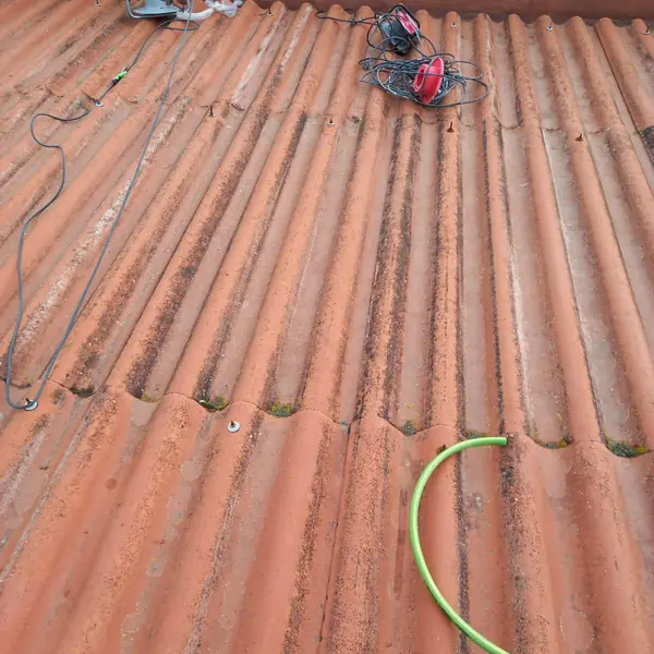 Cobertura em fibrocimento antes da intervenção — limpeza, selagem de juntas e pintura impermeabilizante